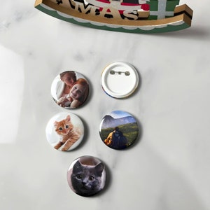 Lot de 5 Badges/ Pin's personnalisés avec Photos ou Texte , Taille 5,8 cm , idée cadeaux d'anniversaire , lot de pin's personnalisés image 2