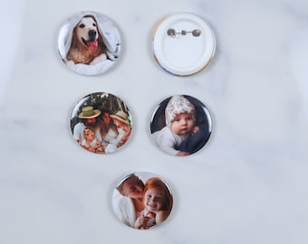 Lot de 5 Badges/ Pin's personnalisés avec Photos ou Texte , Taille 5,8 cm , idée cadeaux d'anniversaire , lot de pin's personnalisés