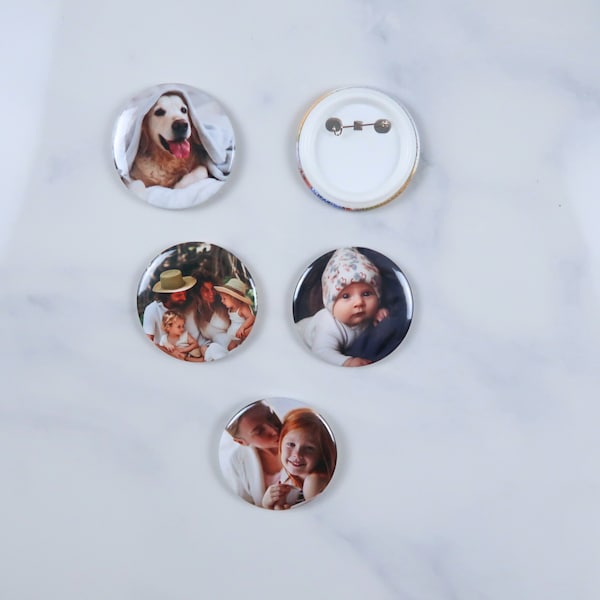 Lot de 5 Badges/ Pin's personnalisés avec Photos ou Texte , Taille 5,8 cm , idée cadeaux d'anniversaire , lot de pin's personnalisés