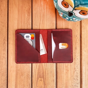 Bifold Leder Kreditkartenetui, handgemachte schlanke Brieftasche mit geprägten Initialen / Auto Logo Minimalist Visitenkartenetui individuelle Personalisierung