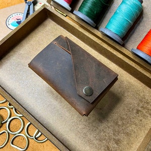 Portafoglio da uomo in pelle minimalista con bottone, porta carte in pelle personalizzato fatto a mano, porta monete, crediti in legno, regalo per lui