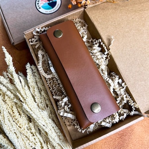 Organizador de llaves de cuero compacto, elegante bolso de cuero hecho a mano, soporte de billetera de envoltura de llaves personalizado, regalo de San Valentín