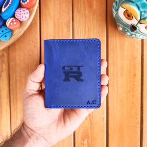 Bifold Leder Kreditkartenetui, handgemachte schlanke Brieftasche mit geprägten Initialen / Auto Logo Minimalist Visitenkartenetui individuelle Personalisierung