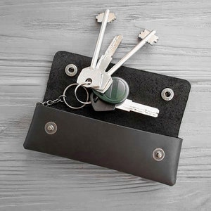 Compacte leren sleutelhouder, elegante handgemaakte leren sleuteletui, gepersonaliseerde sleutelwikkel portemonneehouder met gegraveerde initialen