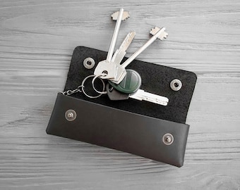 Compact Leather Key Organizer, Elegant Handmade Leather Key Case Purse, Personalized Key Wrap Wallet Holder with Engraved Initials