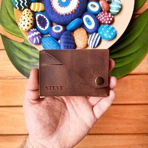 Cartera minimalista de cuero con botones para hombre, tarjetero de cuero personalizado hecho a mano, monedero, créditos de madera, regalo para él