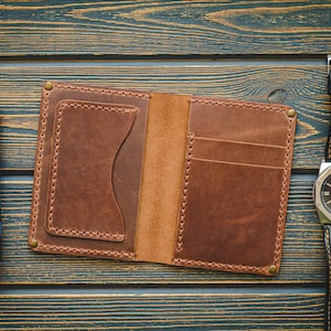 Bifold Leder Kreditkartenetui, handgemachte schlanke Brieftasche mit geprägten Initialen / Auto Logo Minimalist Visitenkartenetui individuelle Personalisierung