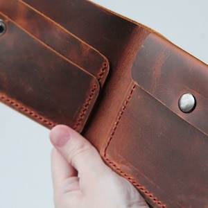 Tarjetero de cuero plegable, billetera delgada hecha a mano con iniciales en relieve y logotipo de automóvil, estuche minimalista para tarjetas de presentación, personalización personalizada