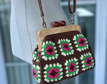 Bolso cuadrado de ganchillo marrón hecho a mano estilo abuela: bandolera floral vintage con cierre de broche de madera.