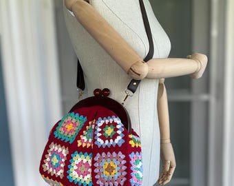 Bolso de abuela cuadrado de crochet hecho a mano: bandolera vintage floral con cierre de beso de madera