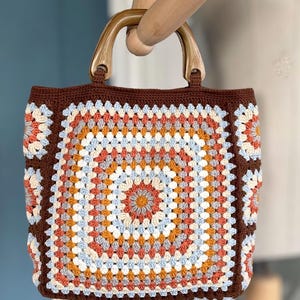Stricktasche mit Acryl-Griff, Grandma Square Clutch, Bambus Griff Häkeltasche, Crochet Grandma Square Geldbörse Muster, Crochet Handtasche