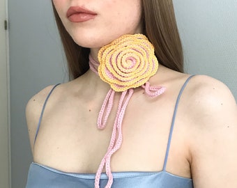 Roze en oranje gehaakte rozenketting