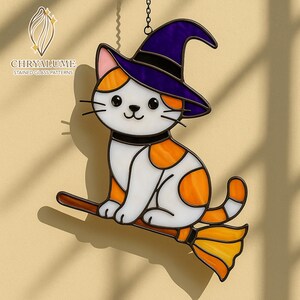 Könnte beinhalten: Glasmalerei Katze mit Hexenhut, die auf einem Besen reitet. Die Katze ist weiß mit orangefarbenen Flecken und einem schwarzen Halsband. Der Hexenhut ist lila mit schwarzem Rand. Der Besen ist braun mit einer orange-gelben Bürste. Das Logo "CHRYALUME STAINED GLASS PATTERNS" befindet sich oben links.