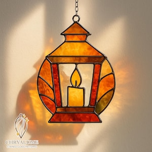 Puede incluir: Linterna de vidrieras con diseño de vela. La linterna presenta una cálida paleta de colores naranja, amarillo y marrón, con un marco de metal negro. La linterna está colgada de una cadena y proyecta una sombra en la pared. El texto "CHRYALUME STAINED GLASS PATTERNS" está en la parte inferior.