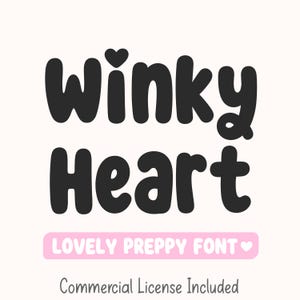 以下が含まれることがあります： 太字の黒い丸みを帯びたフォントで「Winky Heart」というテキストが表示されたデジタルグラフィック。iの文字の上に小さなハートがあります。その下には、ハート付きの白いテキスト「LOVELY PREPPY FONT」が記載されたピンクの長方形のバナーがあり、その後に「Commercial License Included」と続きます。