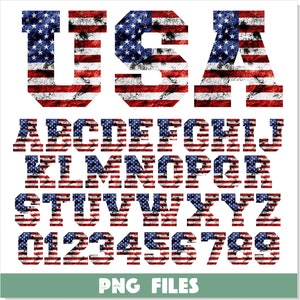 Può includere: Un set completo di alfabeto e numeri, ogni lettera e numero progettato con il motivo della bandiera americana. La parola "USA" è visualizzata in alto. Le lettere e i numeri sono in uno stile a blocchi in grassetto con una trama invecchiata. Il testo "PNG FILES" è in basso.