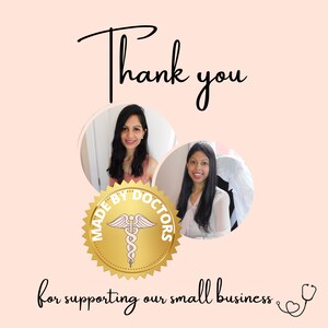 Peut inclure: Merci de soutenir notre petite entreprise. Deux femmes sont repr&eacute;sent&eacute;es sur l'image. Un sceau dor&eacute; avec le texte "Made by Doctors" et un caduc&eacute;e est au centre de l'image.
