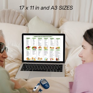 Peut inclure: Deux personnes regardent l'&eacute;cran d'un ordinateur portable affichant une liste d'aliments &agrave; consommer davantage dans le cadre d'un r&eacute;gime diab&eacute;tique. L'ordinateur portable est pos&eacute; sur un lit avec une couette blanche. Un lecteur de glyc&eacute;mie et des bandelettes de test sont sur le lit devant l'ordinateur portable.