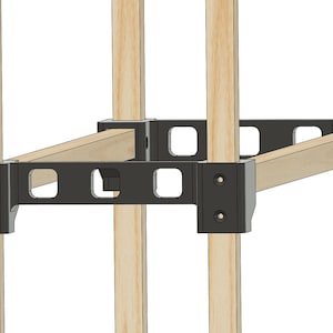以下が含まれることがあります： 2つの黒い金属製のブラケットが4本の木製の梁を接続して、頑丈な構造を作っています。ブラケットには、ネジやボルトを取り付けるための穴が複数あります。