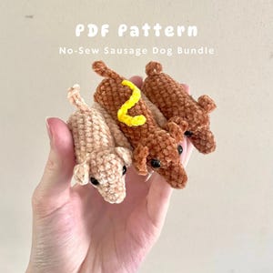Può includere: Un modello PDF per un set di cani salsiccia senza cuciture. Il modello include tre cani salsiccia di diversi colori: marrone, beige e marrone chiaro. I cani sono all'uncinetto e hanno gli occhi neri.