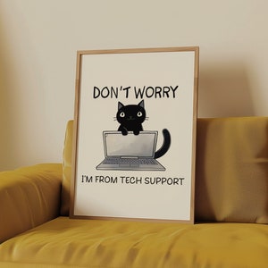 Puede incluir: Una impresión enmarcada con un gato negro sentado en un portátil. El texto de la impresión dice "No te preocupes, soy del soporte técnico."
