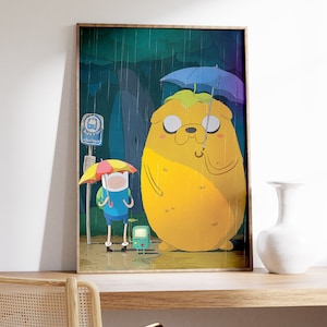 K&ouml;nnte beinhalten: Eine Cartoon-Illustration von Finn der Mensch und Jake der Hund aus der Zeichentrickserie Adventure Time. Finn h&auml;lt einen bunten Regenschirm und Jake h&auml;lt einen blauen Regenschirm. Sie stehen an einer Bushaltestelle im Regen. Der Text "BUS STOP" ist auf einem blauen Schild zu sehen.