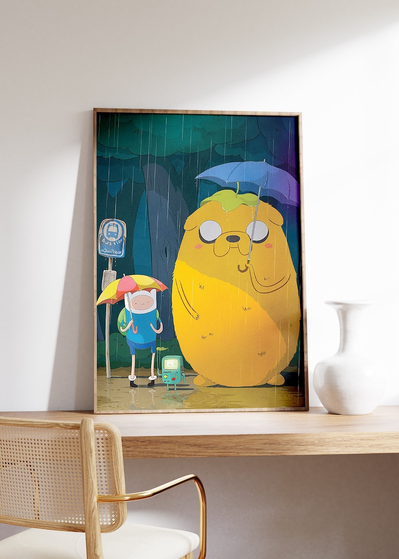 K&ouml;nnte beinhalten: Eine Cartoon-Illustration von Finn der Mensch und Jake der Hund aus der Zeichentrickserie Adventure Time. Finn h&auml;lt einen bunten Regenschirm und Jake h&auml;lt einen blauen Regenschirm. Sie stehen an einer Bushaltestelle im Regen. Der Text "BUS STOP" ist auf einem blauen Schild zu sehen.