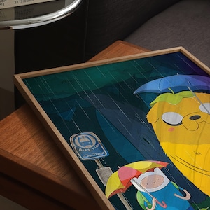 K&ouml;nnte beinhalten: Eine gerahmte Illustration von zwei Zeichentrickfiguren, Finn und Jake, aus der Zeichentrickserie Adventure Time. Finn h&auml;lt einen gelben und roten Regenschirm und Jake h&auml;lt einen blauen Regenschirm. Der Hintergrund ist ein dunkelblauer und gr&uuml;ner Wald mit fallendem Regen. Der Text "BUS STOP" ist auf einem Schild sichtbar.