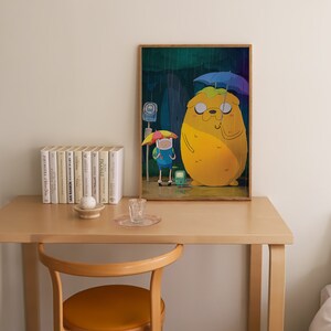 K&ouml;nnte beinhalten: Eine gerahmte Illustration von zwei Zeichentrickfiguren, Finn und Jake aus der Fernsehserie Adventure Time. Finn h&auml;lt einen bunten Regenschirm und Jake h&auml;lt einen blauen Regenschirm. Der Hintergrund ist ein dunkelgr&uuml;ner Wald mit fallendem Regen.