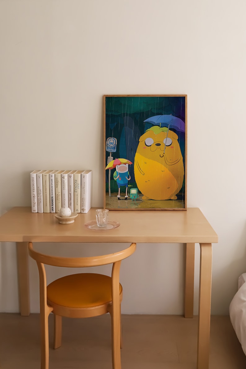 K&ouml;nnte beinhalten: Eine gerahmte Illustration von zwei Zeichentrickfiguren, Finn und Jake aus der Fernsehserie Adventure Time. Finn h&auml;lt einen bunten Regenschirm und Jake h&auml;lt einen blauen Regenschirm. Der Hintergrund ist ein dunkelgr&uuml;ner Wald mit fallendem Regen.