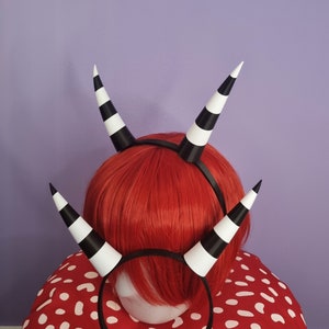 Coppia di corna da cosplay a strisce rivolte all'indietro, corna da folletto stampate in 3D, con/senza fascia