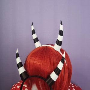 Coppia di corna da cosplay a strisce rivolte verso l'interno, corna da folletto stampate in 3D, con/senza fascia
