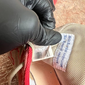 May include: Close-up of a beige and red sneaker interior. A white tag with black text reads "Nicht Farmfest ausger&uuml;stet Not Farmproof equipped". The shoe size is US 7.5, EUR 40, and CM 25.5.