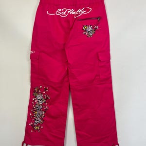 Pantalones cargo rosa magenta con estampado de calavera de Ed Hardy vintage Y2K