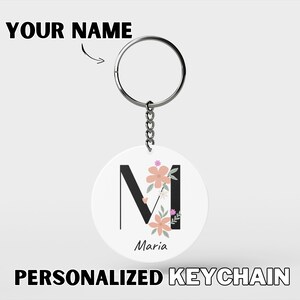 Llavero con nombre único: ¡añade un toque personal! Nuestro llavero personalizado con su inicial y nombre es la manera perfecta de expresar su estilo único.
