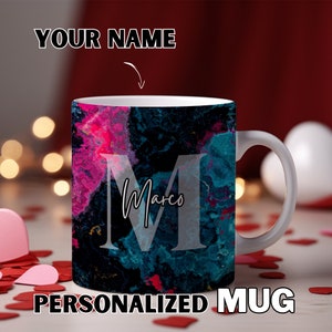 Personaliza tu taza con tu nombre, inicial y un fondo multicolor vibrante: ¡bebe con estilo!"