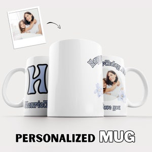Caneca com foto | Comemore sua mãe com uma caneca personalizada, tão especial quanto ela. Adicione sua foto, nome e inicial para um toque sincero!