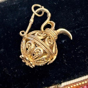 9 Karat Gold Krug Geheimfach Anhänger | Filigraner Genie Flaschenanhänger aus 9 Karat Gelbgold | Authentischer Vintage 1967er