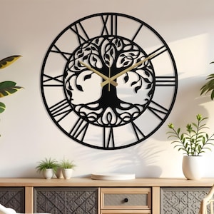 Väggklocka i metall med livets träd | Stor tyst väggklocka | Unik modern heminredning | Klocka med romerska siffror
