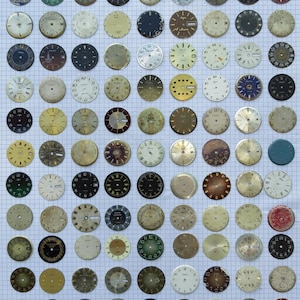 Peut inclure: Une collection de cadrans de montre vintage de différentes couleurs et de designs variés. Les cadrans présentent une gamme de couleurs, du noir et or au blanc et vert, avec différents styles de chiffres et d'aiguilles. Les cadrans sont disposés sur une grille.