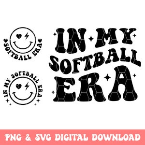 Puede incluir: Diseño gráfico en blanco y negro con el texto "In My Softball Era" en una fuente retro. El diseño incluye una cara sonriente con un corazón y un rayo dentro.