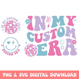 Pode incluir: Um design de download digital com o texto "In My Custom Era" em um estilo retrô com cores rosa, azul e roxo. O design inclui bolas de discoteca, flores e rostos sorridentes.