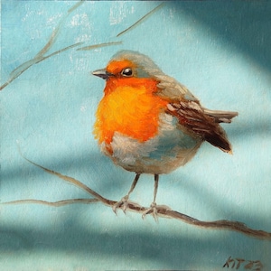 Può includere: Dipinto di un pettirosso europeo appollaiato su un ramo su sfondo azzurro. L'uccello ha un petto arancione brillante, ali grigie e marroni e una testa grigia. L'opera è firmata in basso a destra.