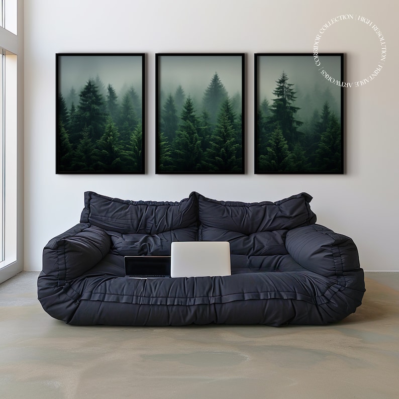 K&ouml;nnte beinhalten: Drei gerahmte Drucke eines nebeligen Waldes mit hohen immergr&uuml;nen B&auml;umen. Die Drucke h&auml;ngen an einer wei&szlig;en Wand &uuml;ber einem schwarzen Sofa.