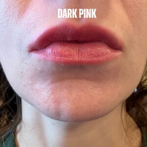 K&ouml;nnte beinhalten: Nahaufnahme von Lippen mit dunkelrosa Lippenstift. Der Text "DARK PINK" ist &uuml;ber den Lippen zu sehen. Die Lippen wirken glatt und gut definiert, mit einem gl&auml;nzenden Finish, das die Farbtiefe hervorhebt.