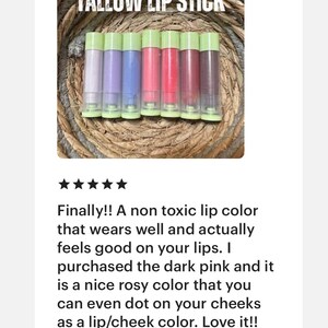 K&ouml;nnte beinhalten: Eine Auswahl an Lippenstiften in verschiedenen Rosa-, Lila- und Rott&ouml;nen mit gr&uuml;nen Kappen, angeordnet auf einem gewebten Untergrund. Der Text "TALLOW LIP STICK" ist oben im Bild zu sehen.