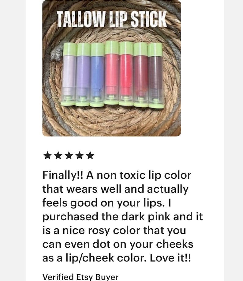 K&ouml;nnte beinhalten: Eine Auswahl an Lippenstiften in verschiedenen Rosa-, Lila- und Rott&ouml;nen mit gr&uuml;nen Kappen, angeordnet auf einem gewebten Untergrund. Der Text "TALLOW LIP STICK" ist oben im Bild zu sehen.