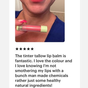 K&ouml;nnte beinhalten: Ein Lippenbalsam in einer transparenten Tube mit rosa Produkt und hellgr&uuml;nen Enden. Das Bild zeigt eine Person, die den Lippenbalsam in der N&auml;he ihrer Lippen h&auml;lt, die mit dem Produkt gef&auml;rbt sind. Der Text sagt "The tinter tallow lip balm is fantastic."