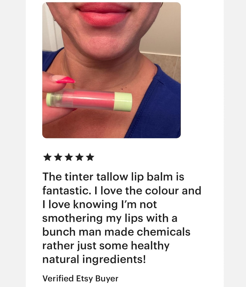 K&ouml;nnte beinhalten: Ein Lippenbalsam in einer transparenten Tube mit rosa Produkt und hellgr&uuml;nen Enden. Das Bild zeigt eine Person, die den Lippenbalsam in der N&auml;he ihrer Lippen h&auml;lt, die mit dem Produkt gef&auml;rbt sind. Der Text sagt "The tinter tallow lip balm is fantastic."