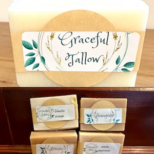 Puede incluir: Cuatro barras de jabón hecho a mano con diferentes aromas. Los jabones están envueltos en papel marrón con una etiqueta circular que dice "Graceful Tallow". Los aromas son Vainilla Naranja, Lemongrass, Lavanda y Menta.